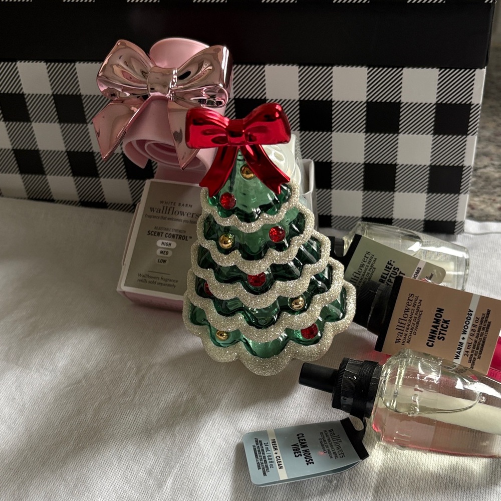 Bath & Body Works Festive Green and Red Christmas Tree Wallflower Plug